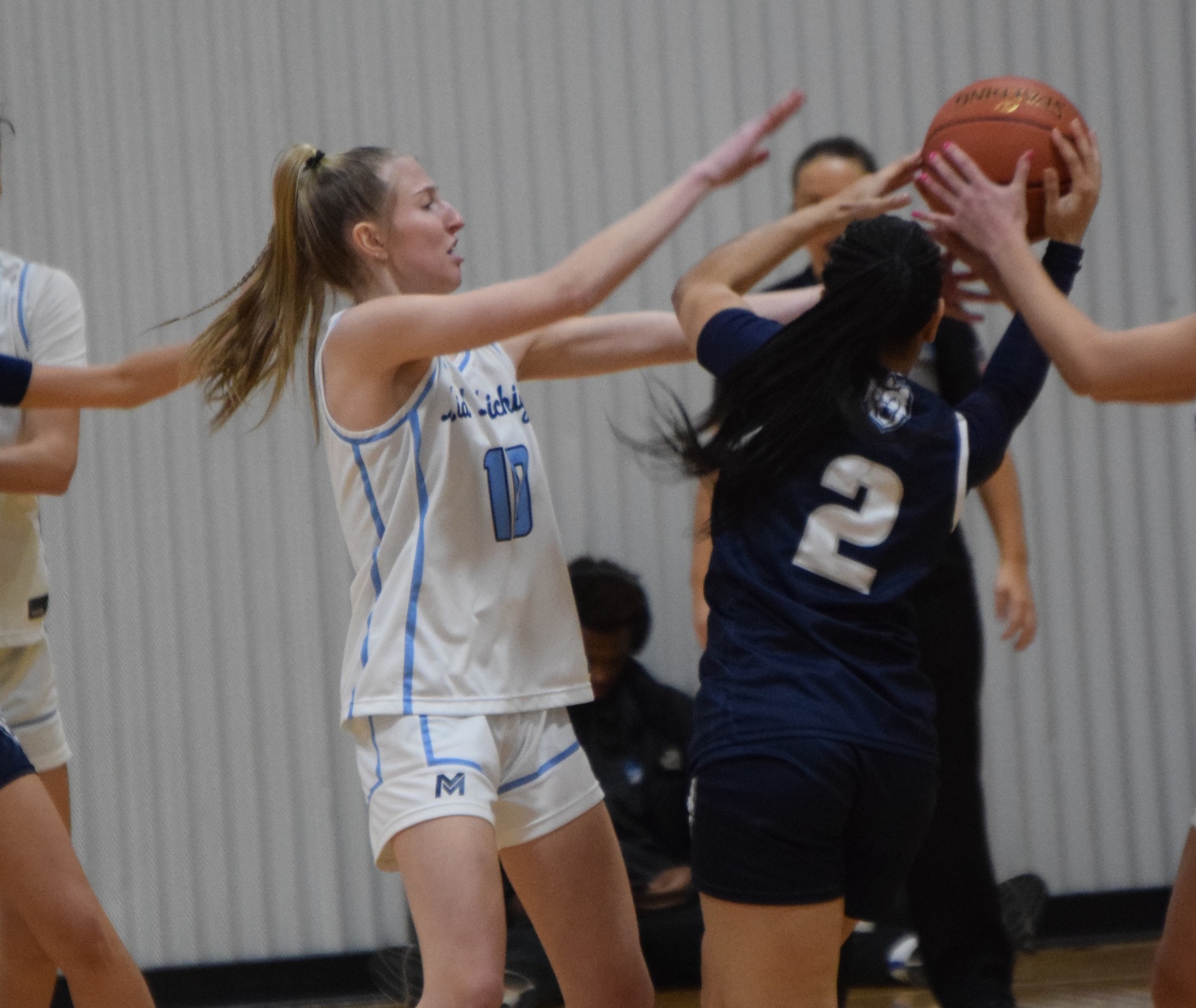 Lakers Finish off Thunder Wolves with Total Team Effort